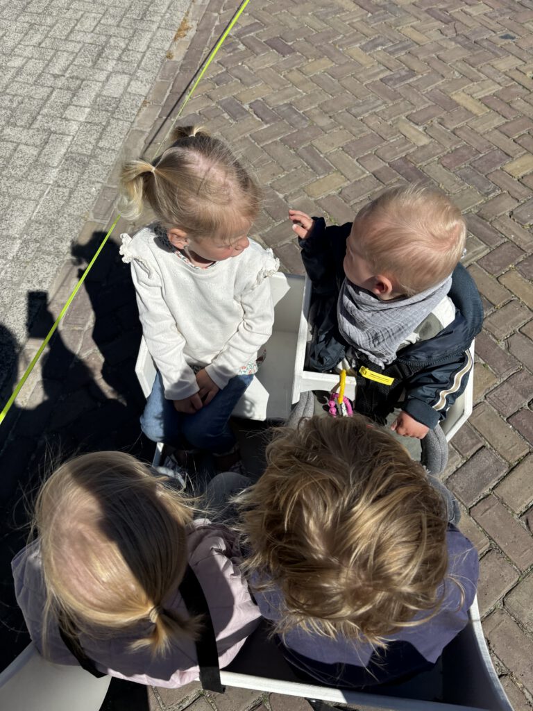 Een rondje met de bolderkar van Gastouderopvang Bij Floyd in Hoogeveen