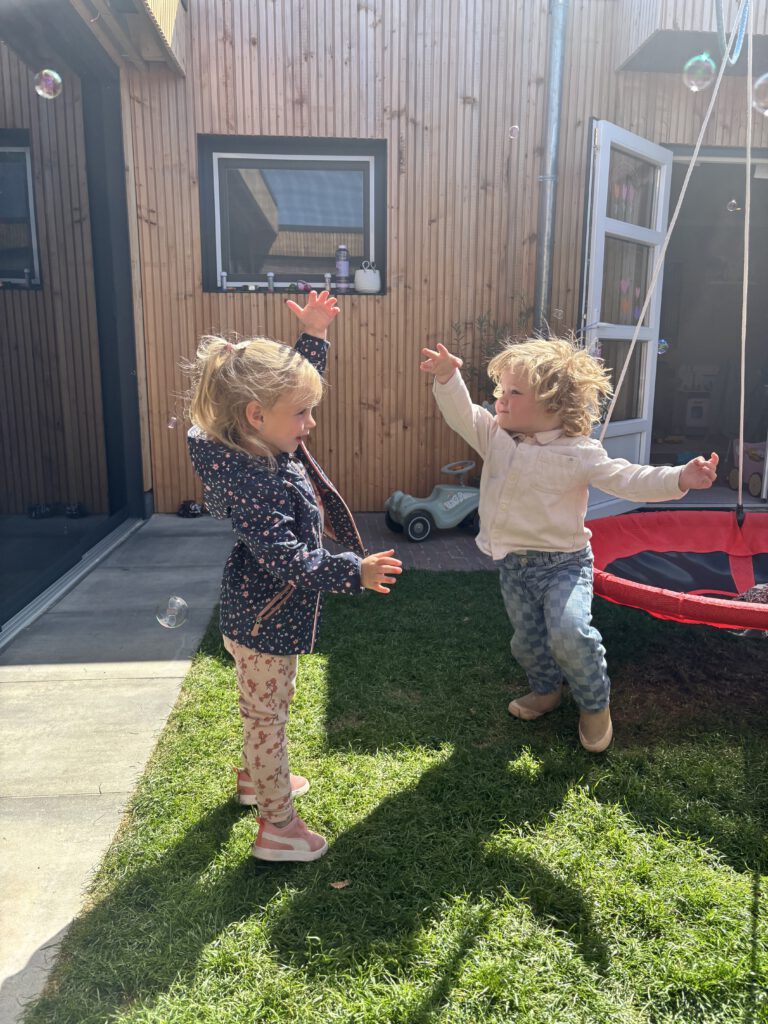 Spelende kinderen in de tuin van Gastouderopvang Bij Floyd in Hoogeveen