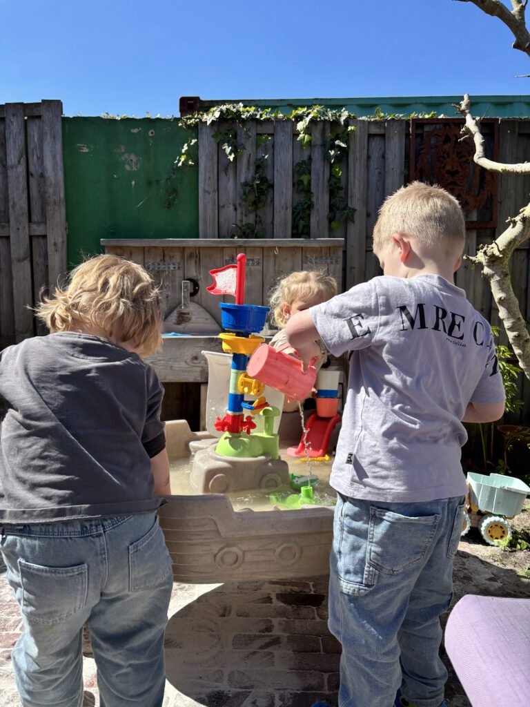 Spelende kinderen in de tuin van Gastouderopvang Bij Floyd in Hoogeveen