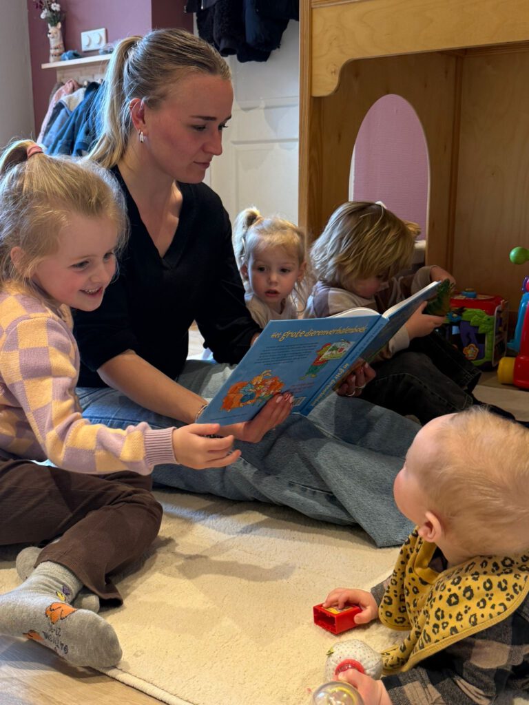 Voorlezen in de opvang van Gastouderopvang Bij Floyd in Hoogeveen